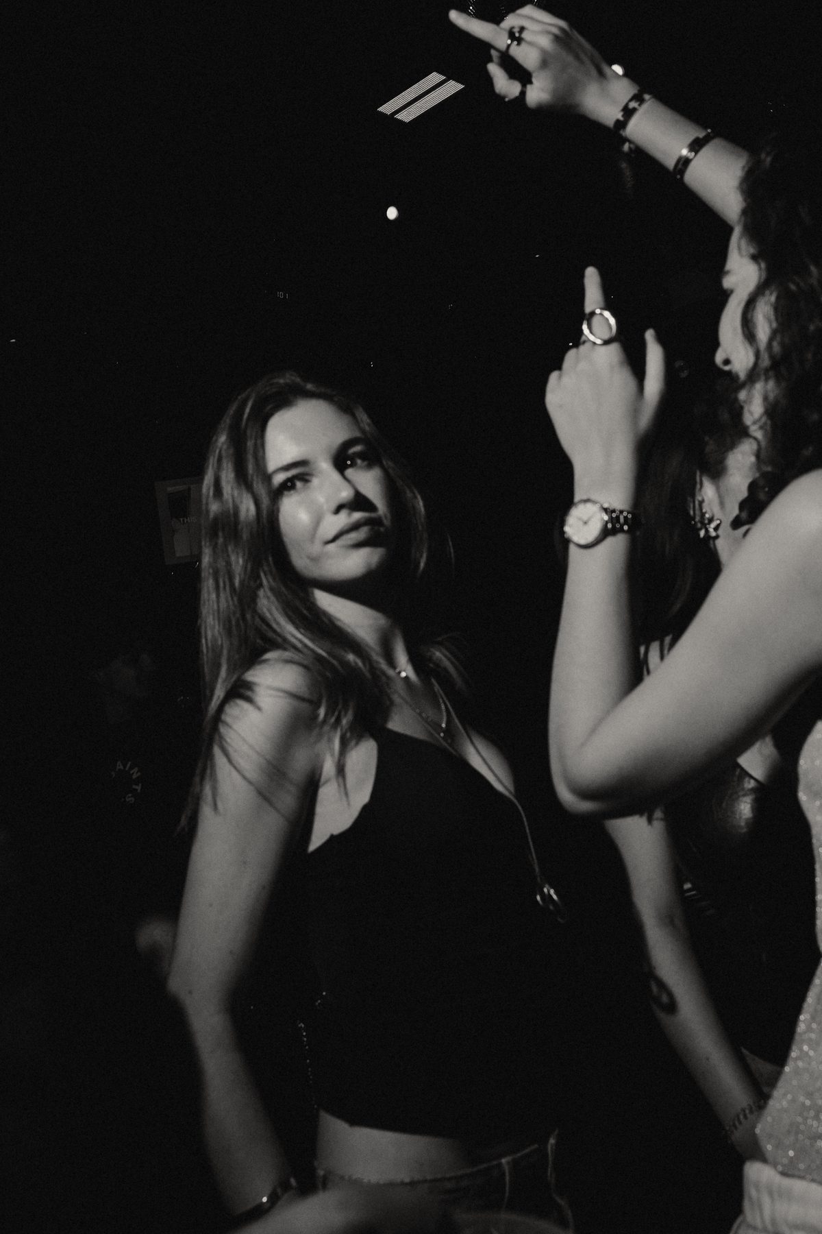 Retrato en blanco y negro de una noche en Quartier Barcelona