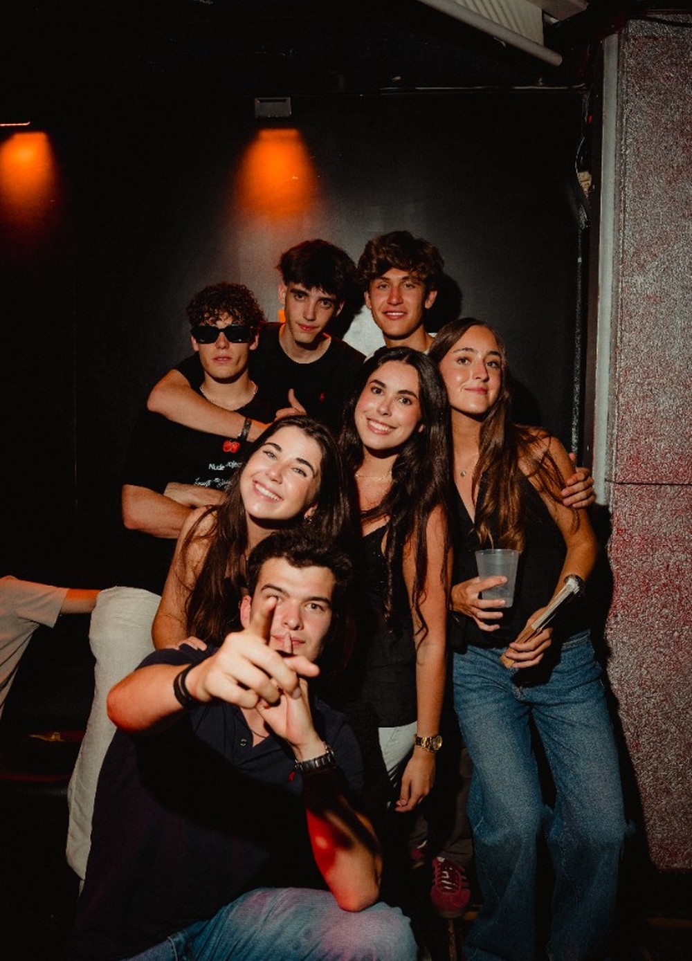 Grupo de amigos en una noche en Quartier Barcelona
